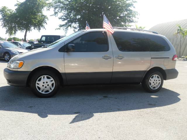 Toyota Sienna 2003 photo 1