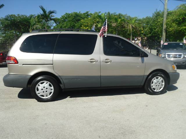 Toyota Sienna 2003 photo 3