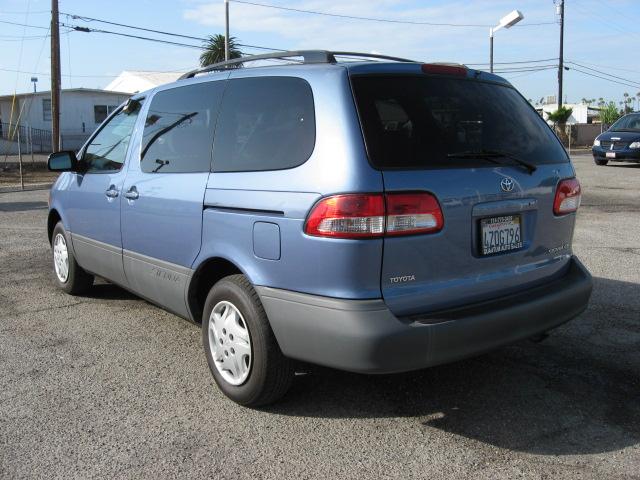 Toyota Sienna 2003 photo 2