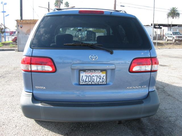 Toyota Sienna 2003 photo 3