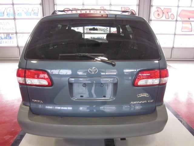 Toyota Sienna 2003 photo 1