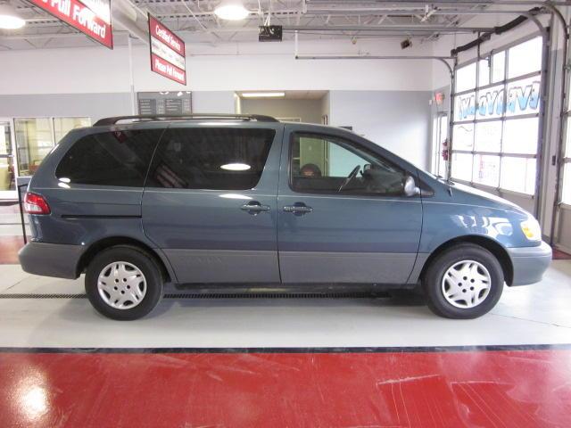 Toyota Sienna 2003 photo 2