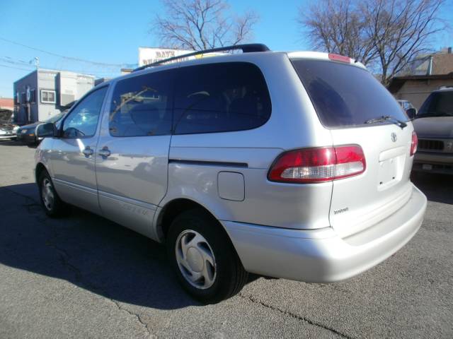 Toyota Sienna 2003 photo 1