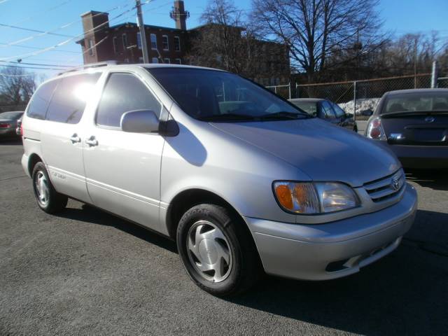 Toyota Sienna 2003 photo 2