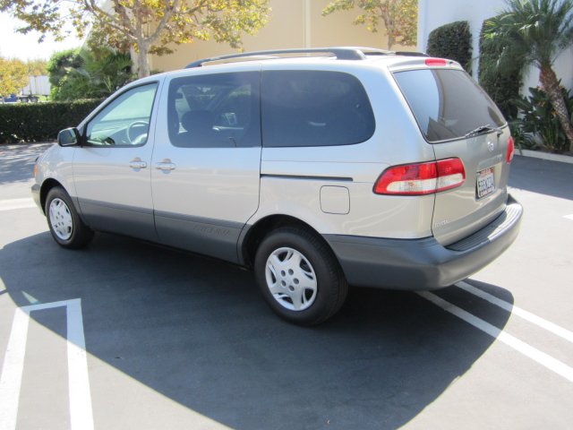 Toyota Sienna 2003 photo 2