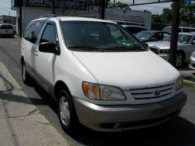 Toyota Sienna 2003 photo 1