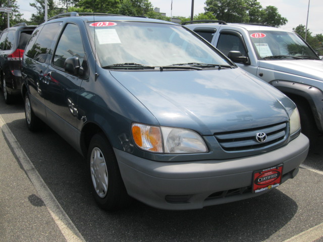 Toyota Sienna 2003 photo 3