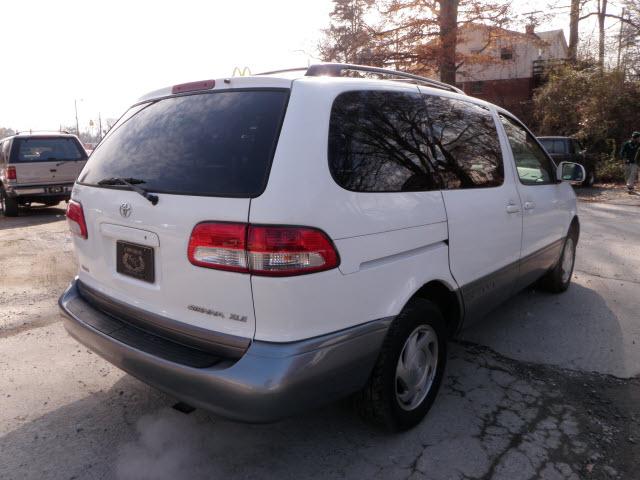 Toyota Sienna 2003 photo 2