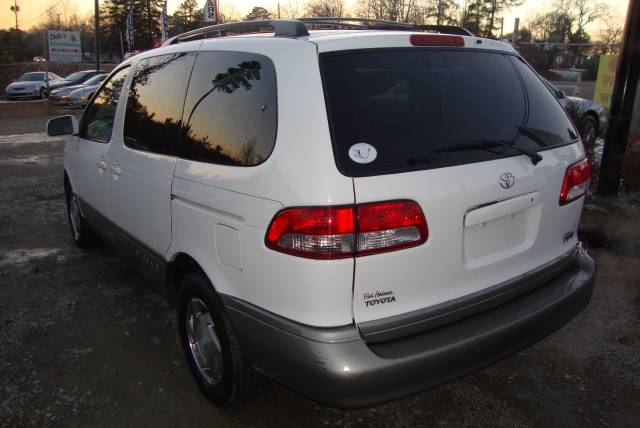 Toyota Sienna 2003 photo 1