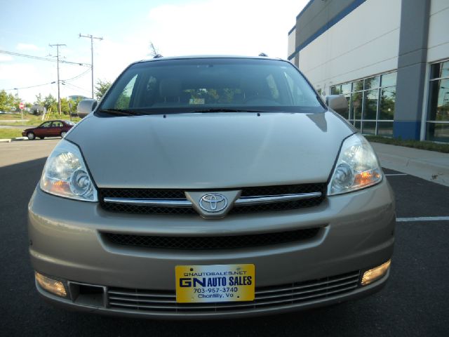 Toyota Sienna 2004 photo 2