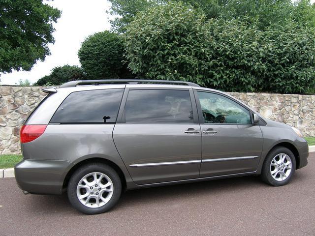 Toyota Sienna 2004 photo 2