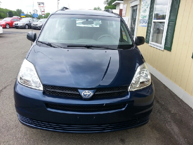 Toyota Sienna Touring - Moonroof MiniVan