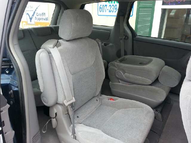 Toyota Sienna 2004 photo 2