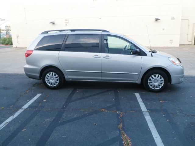 Toyota Sienna 2004 photo 2