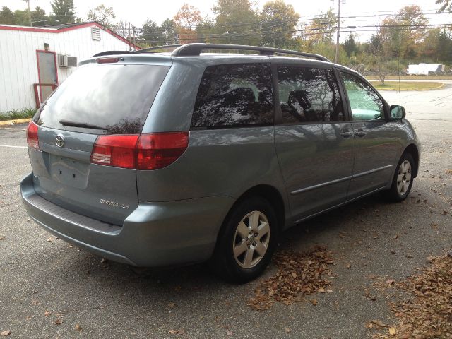 Toyota Sienna 2004 photo 2