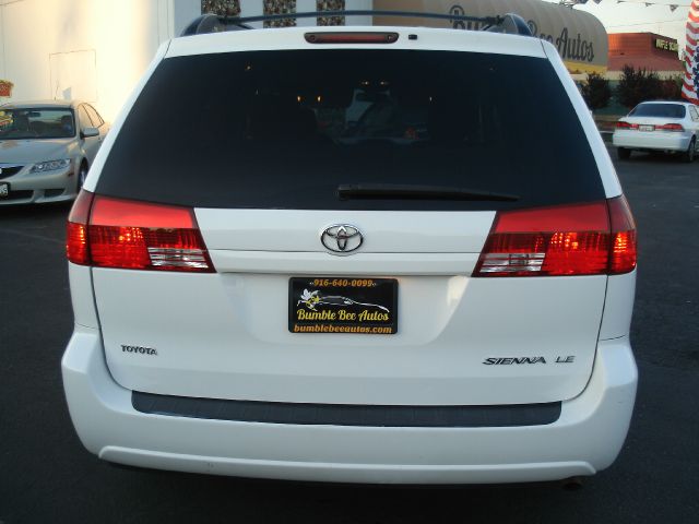 Toyota Sienna Touring - Moonroof MiniVan