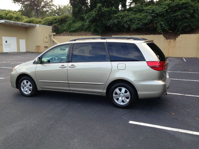 Toyota Sienna 2004 photo 1