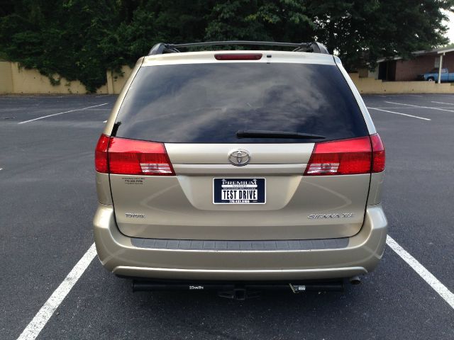 Toyota Sienna 2004 photo 2