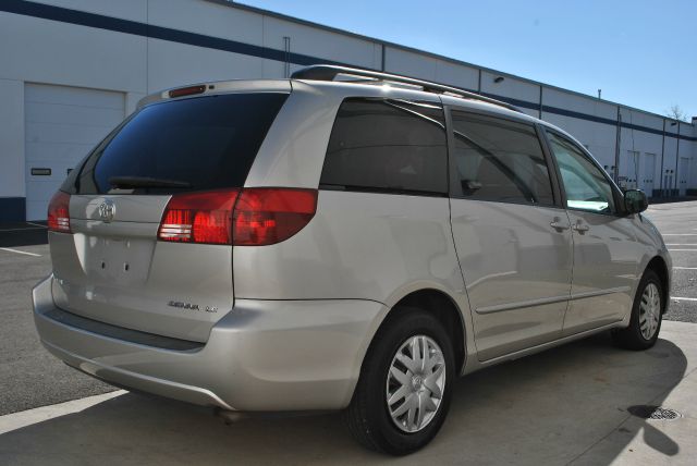 Toyota Sienna 2004 photo 2