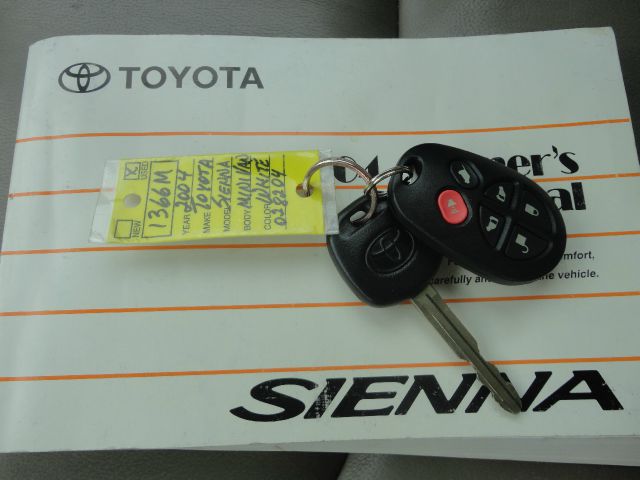 Toyota Sienna 2004 photo 2