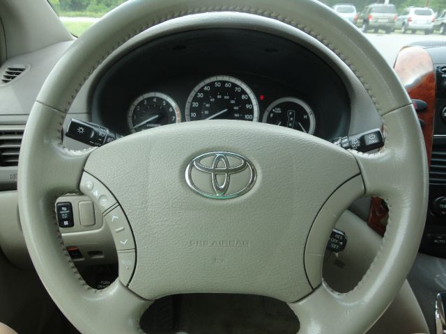 Toyota Sienna 2004 photo 23