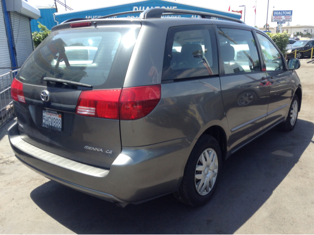 Toyota Sienna 2004 photo 2