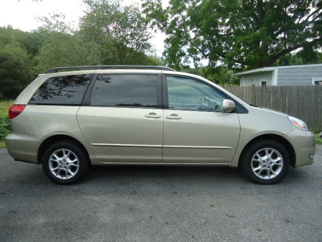 Toyota Sienna 2004 photo 2