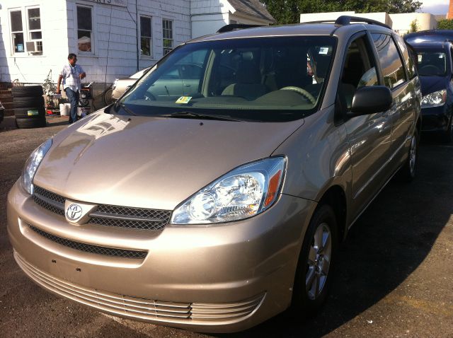 Toyota Sienna Touring - Moonroof MiniVan