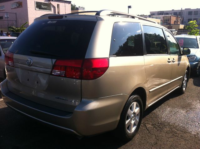 Toyota Sienna 2004 photo 2