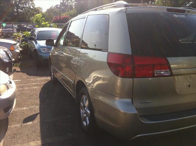 Toyota Sienna 2004 photo 2