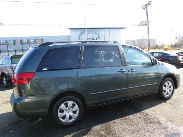 Toyota Sienna 2004 photo 2