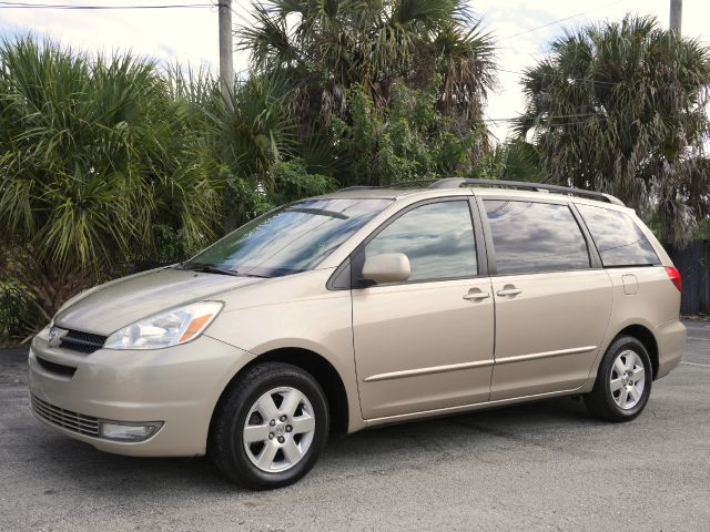 Toyota Sienna 2004 photo 4