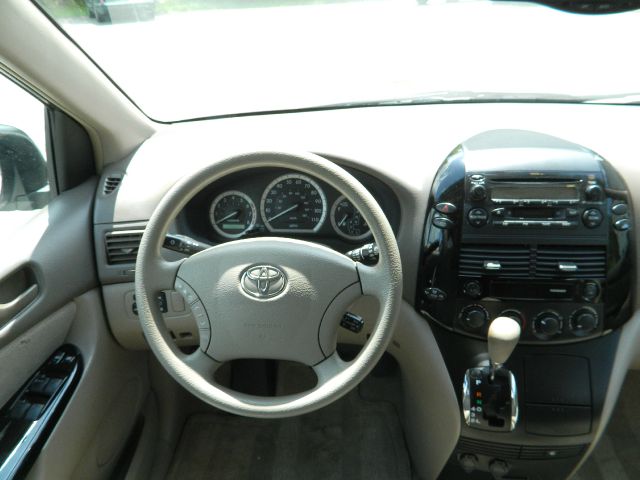 Toyota Sienna 2004 photo 18