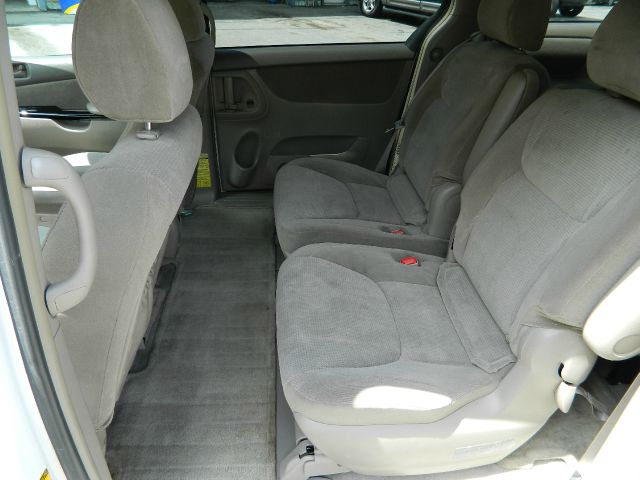 Toyota Sienna 2004 photo 2