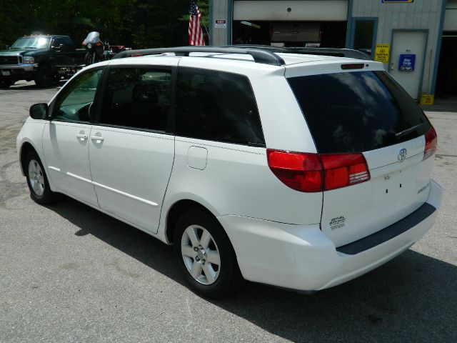 Toyota Sienna 2004 photo 3