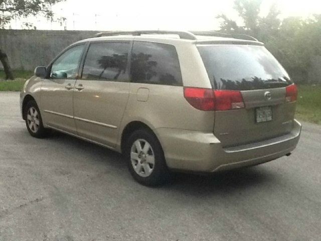 Toyota Sienna 2004 photo 1