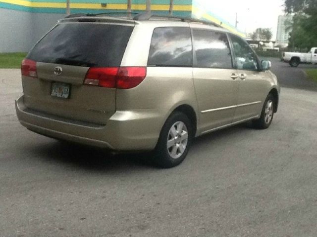 Toyota Sienna 2004 photo 2