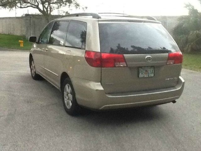 Toyota Sienna 2004 photo 4