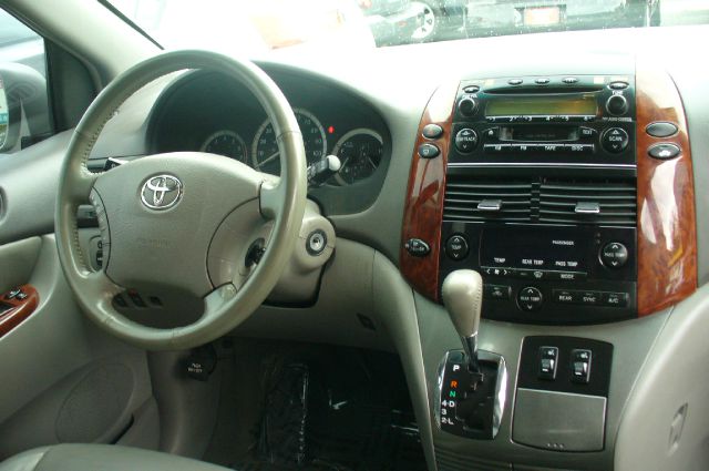 Toyota Sienna 2004 photo 2