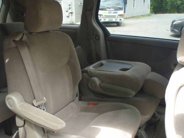 Toyota Sienna 2004 photo 2