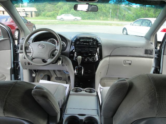 Toyota Sienna 2004 photo 12