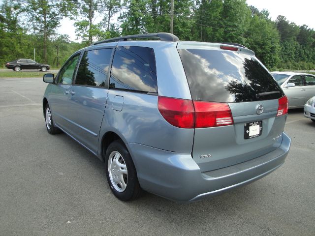 Toyota Sienna 2004 photo 2