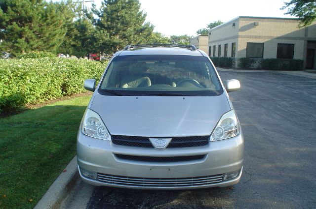 Toyota Sienna 2004 photo 2