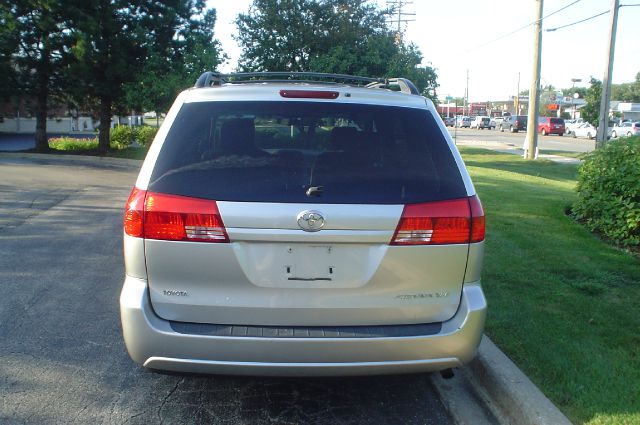 Toyota Sienna 2004 photo 3