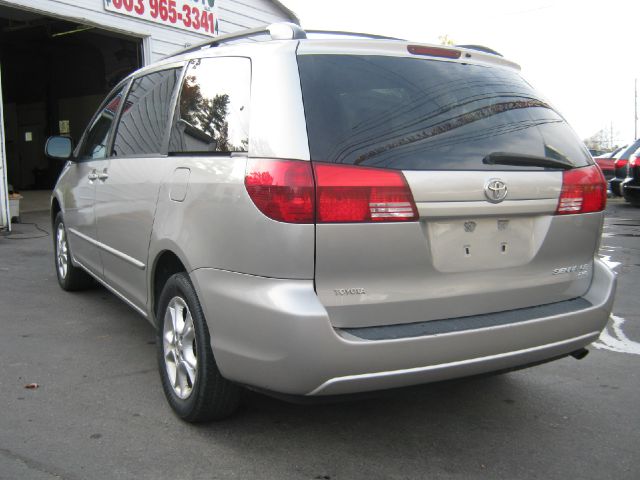 Toyota Sienna 2004 photo 2