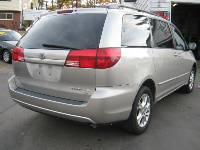 Toyota Sienna 2004 photo 3