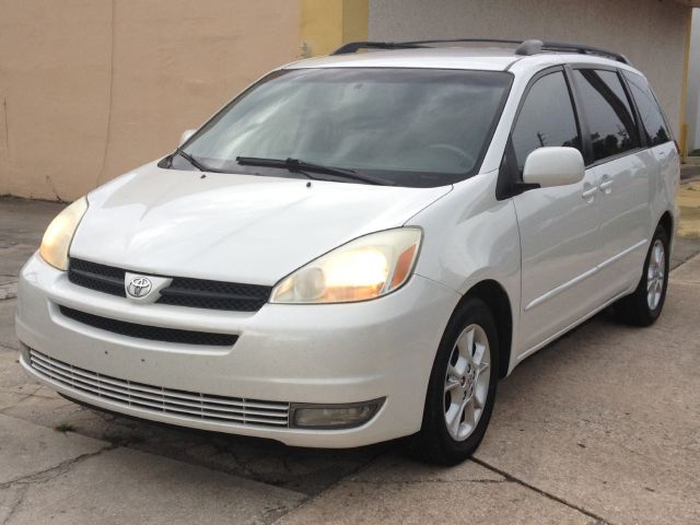 Toyota Sienna 2004 photo 2