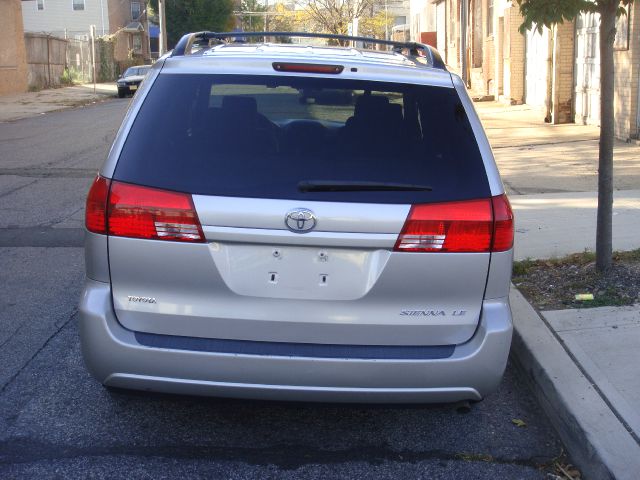 Toyota Sienna 2004 photo 3