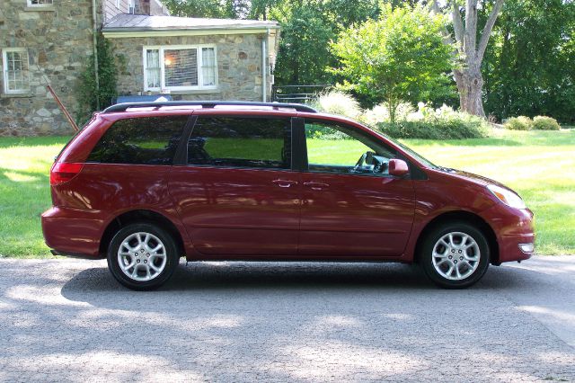 Toyota Sienna 2004 photo 2