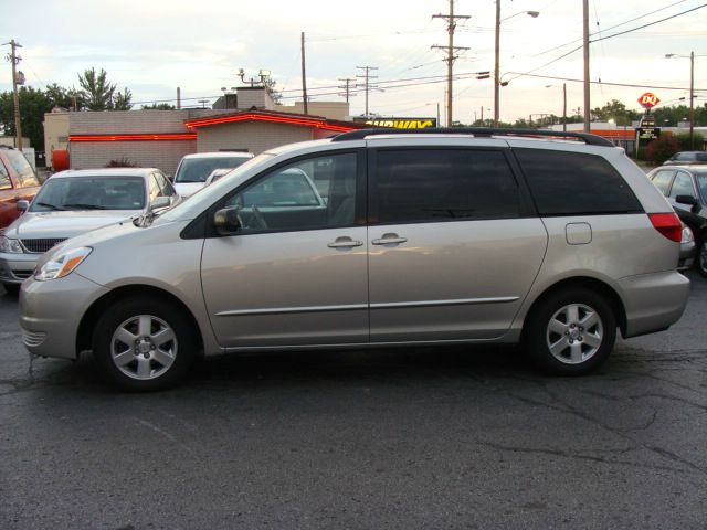 Toyota Sienna 2004 photo 2